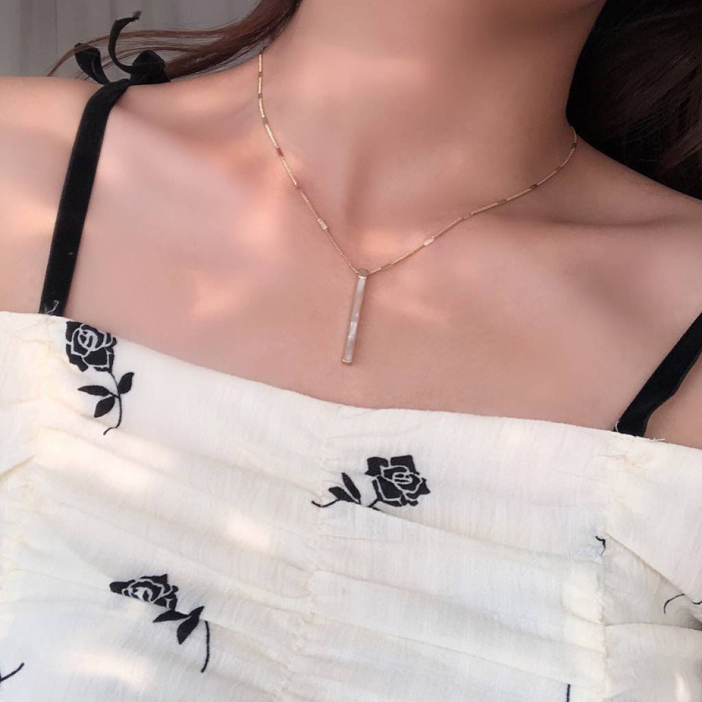 <h1>Minimalistic Pendant Necklace Fashion</h1> Minimalistic Pendant Necklace Fashion